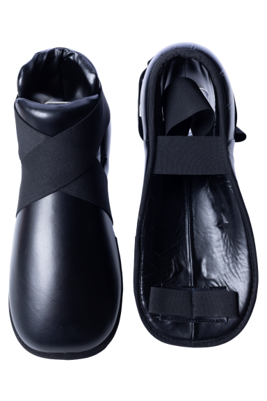 Faze XTR Kickboot Black boots with crossband design and cushioned interior.